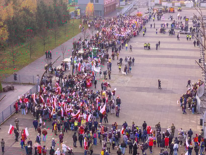Radosna Parada Niepodległości przeszła z Centrum Historii Zajezdnia przy ul. Grabiszyńskiej na wrocławski Rynek