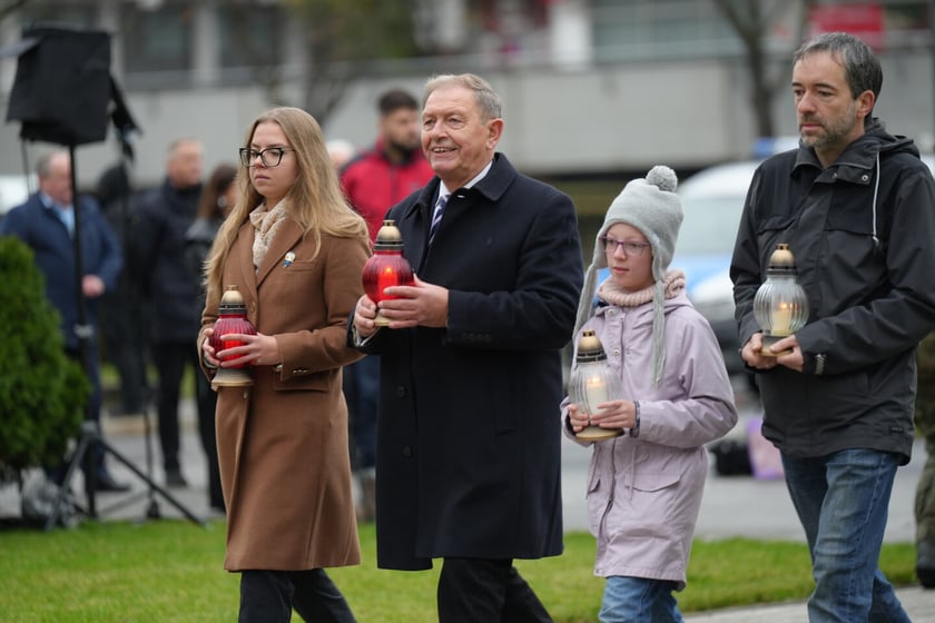 Uroczystość złożenia kwiat&oacute;w pod Pomnikiem Martyrologii Profesor&oacute;w Lwowskich w sobotę 15 listopada