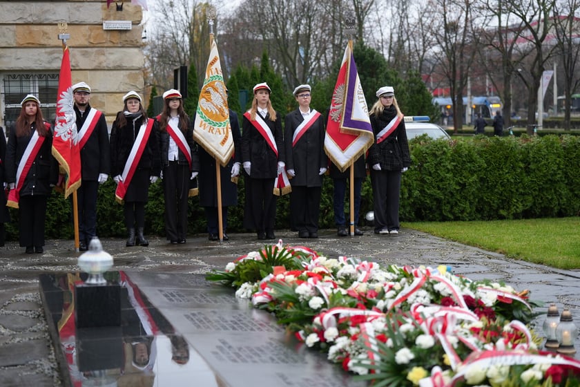 Uroczystość złożenia kwiat&oacute;w pod Pomnikiem Martyrologii Profesor&oacute;w Lwowskich w sobotę 15 listopada