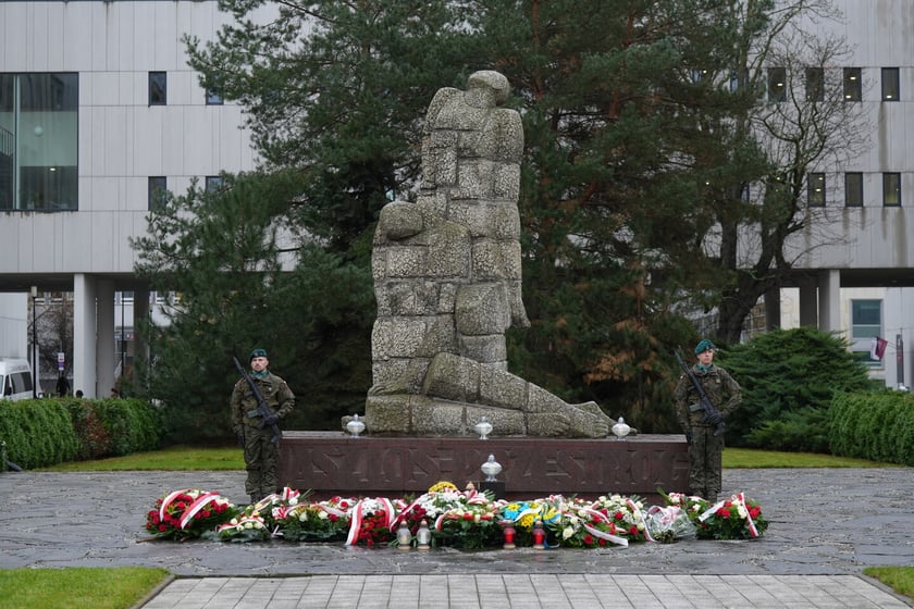 Uroczystość złożenia kwiat&oacute;w pod Pomnikiem Martyrologii Profesor&oacute;w Lwowskich w sobotę 15 listopada