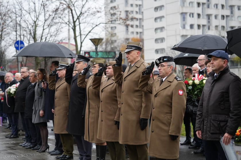 Uroczystość złożenia kwiat&oacute;w pod Pomnikiem Martyrologii Profesor&oacute;w Lwowskich w sobotę 15 listopada