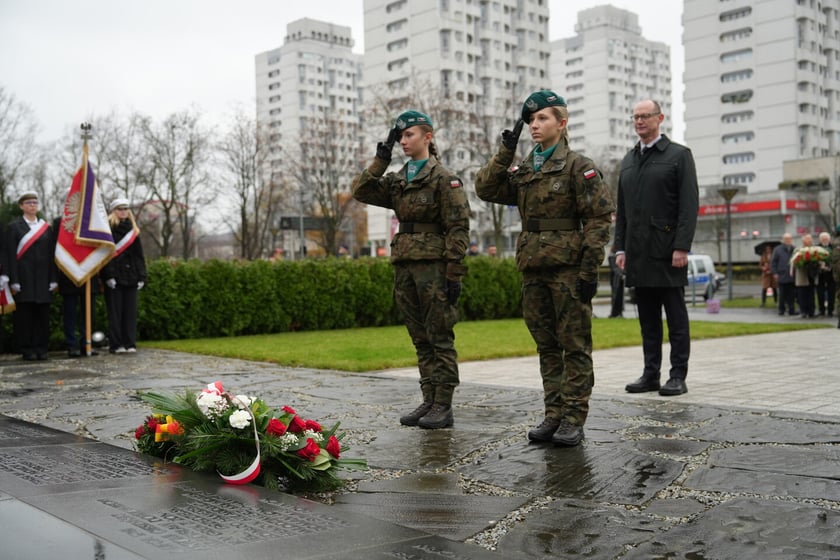 Uroczystość złożenia kwiat&oacute;w pod Pomnikiem Martyrologii Profesor&oacute;w Lwowskich w sobotę 15 listopada