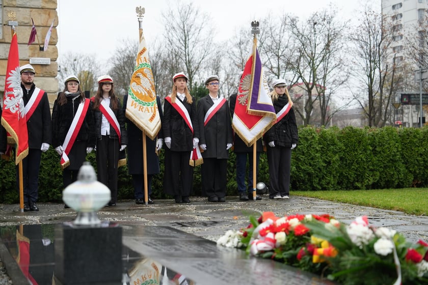 Uroczystość złożenia kwiat&oacute;w pod Pomnikiem Martyrologii Profesor&oacute;w Lwowskich w sobotę 15 listopada