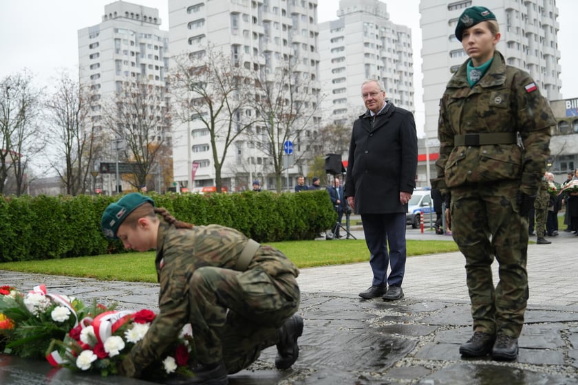 Uroczystość złożenia kwiat&oacute;w pod Pomnikiem Martyrologii Profesor&oacute;w Lwowskich w sobotę 15 listopada