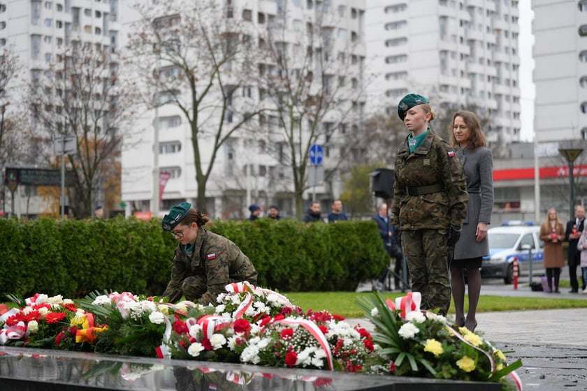 Uroczystość złożenia kwiat&oacute;w pod Pomnikiem Martyrologii Profesor&oacute;w Lwowskich w sobotę 15 listopada