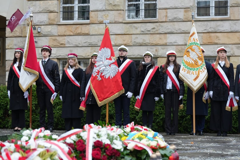 Uroczystość złożenia kwiat&oacute;w pod Pomnikiem Martyrologii Profesor&oacute;w Lwowskich w sobotę 15 listopada