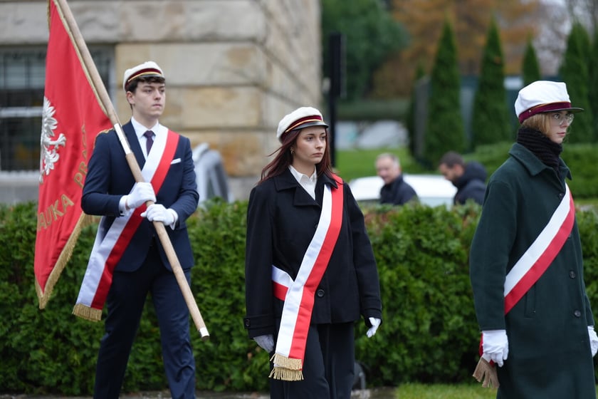 Uroczystość złożenia kwiat&oacute;w pod Pomnikiem Martyrologii Profesor&oacute;w Lwowskich w sobotę 15 listopada