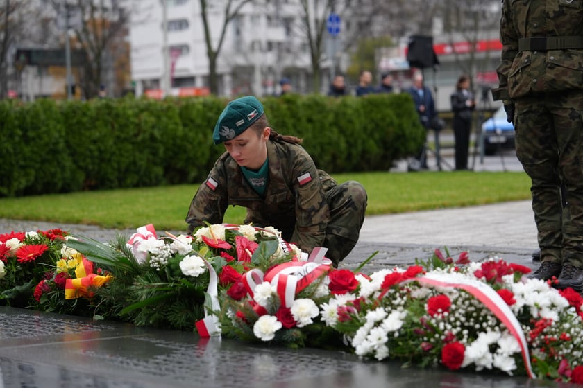 Uroczystość złożenia kwiat&oacute;w pod Pomnikiem Martyrologii Profesor&oacute;w Lwowskich w sobotę 15 listopada