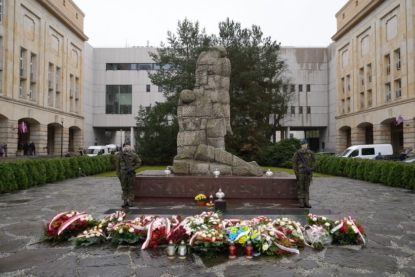 Uroczystość złożenia kwiat&oacute;w pod Pomnikiem Martyrologii Profesor&oacute;w Lwowskich w sobotę 15 listopada