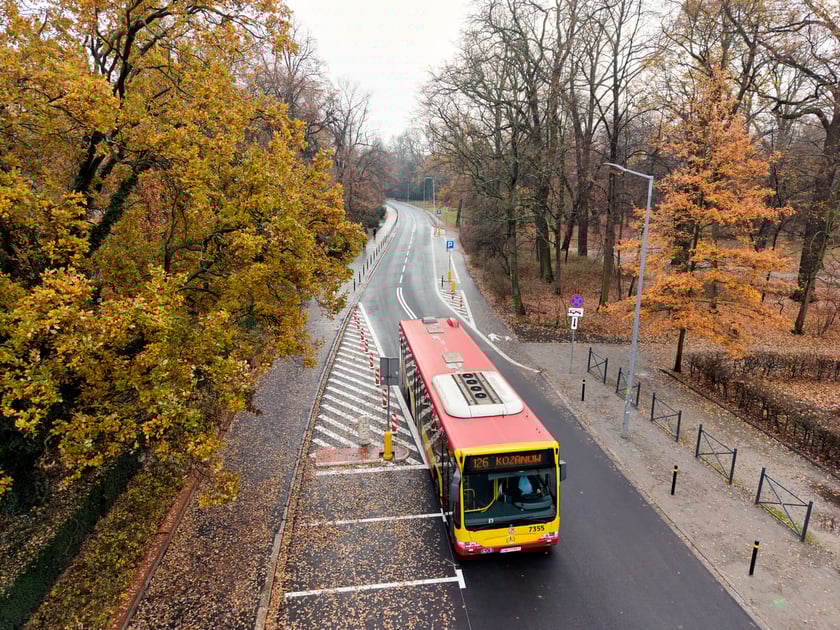 Ulica Walig&oacute;rskiego po remoncie. Wrocław, 16.11.2025. Na pierwszym planie autobus linii 126 jadący na Kozan&oacute;w. Widok z drona.