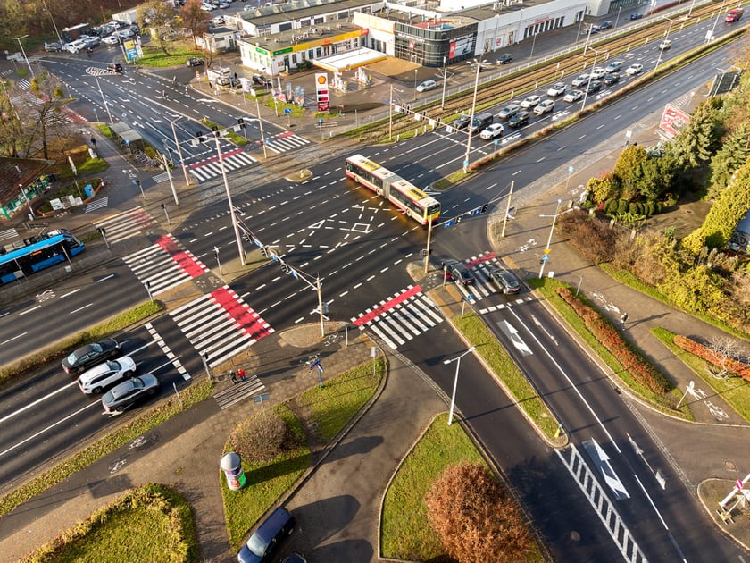 Ulica Walig&oacute;rskiego po remoncie. Wrocław, 16.11.2025. Na zdjęciu skrzyżowanie Walig&oacute;rskiego i al. Karkonoskiej.&nbsp;