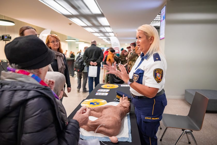 Na stoisku Straży Miejskiej Wrocławia, funkcjonariuszki szkoliły jak przeprowadzić resuscytację u psa