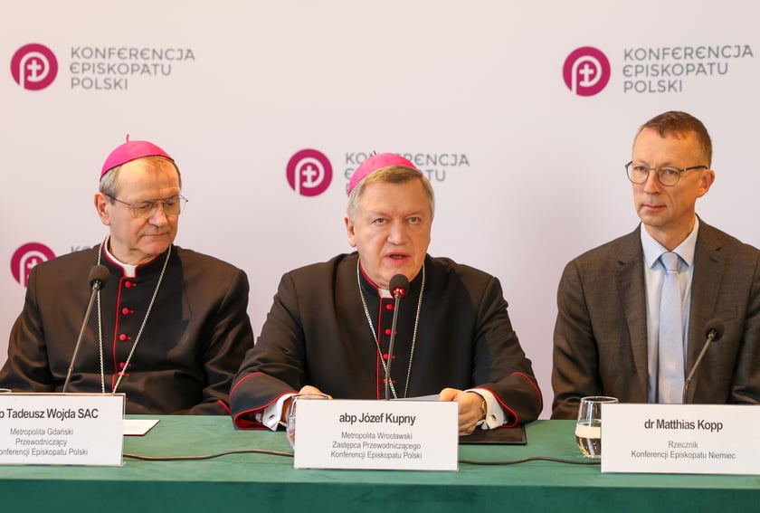 Obchody 60. rocznicy ogłoszenia Orędzia biskupów polskich do biskupów niemieckich we Wrocławiu. Arcybiskup Józef Kupny, metropolita wrocławski