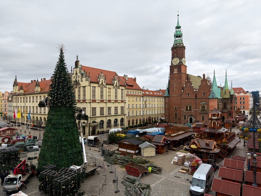 Choinka na Rynku w budowie 18 listopada 2025 roku