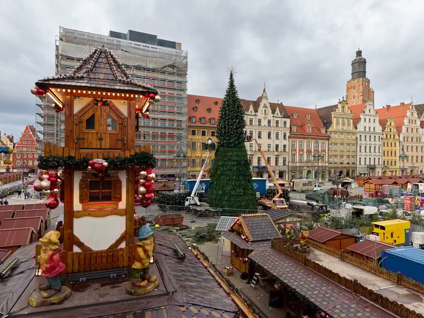 Choinka na Rynku w budowie 18 listopada 2025 roku