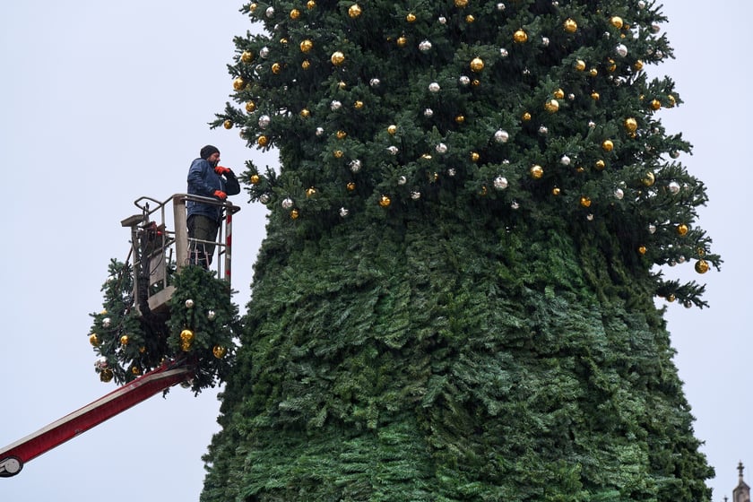 Choinka na Rynku w budowie 18 listopada 2025 roku