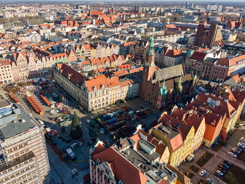 Budowa Wrocławskiego Jarmarku Bożonarodzeniowego, 19 listopada 2025