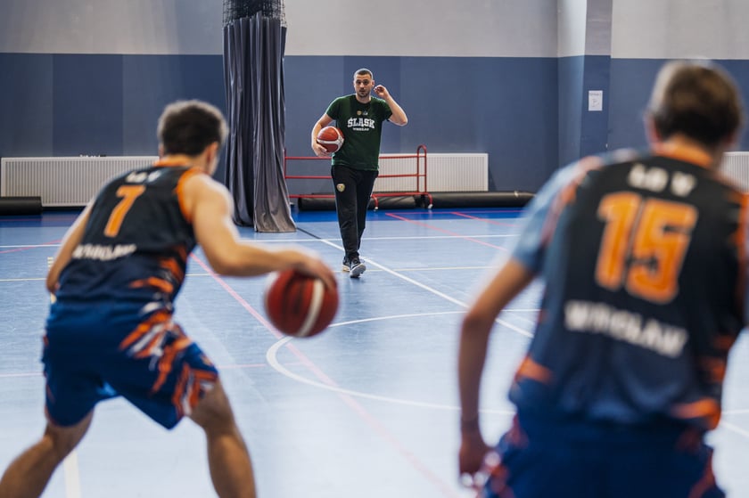 Koszykarze Śląska Wrocław odwiedzili uczniów V LO