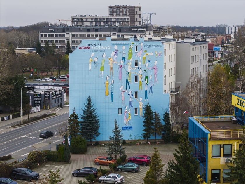 Mural przy ul. Krakowskiej 25/27 projektu Andrzeja Tylkowskiego z okazji 20-lecia Dnia Życzliwości