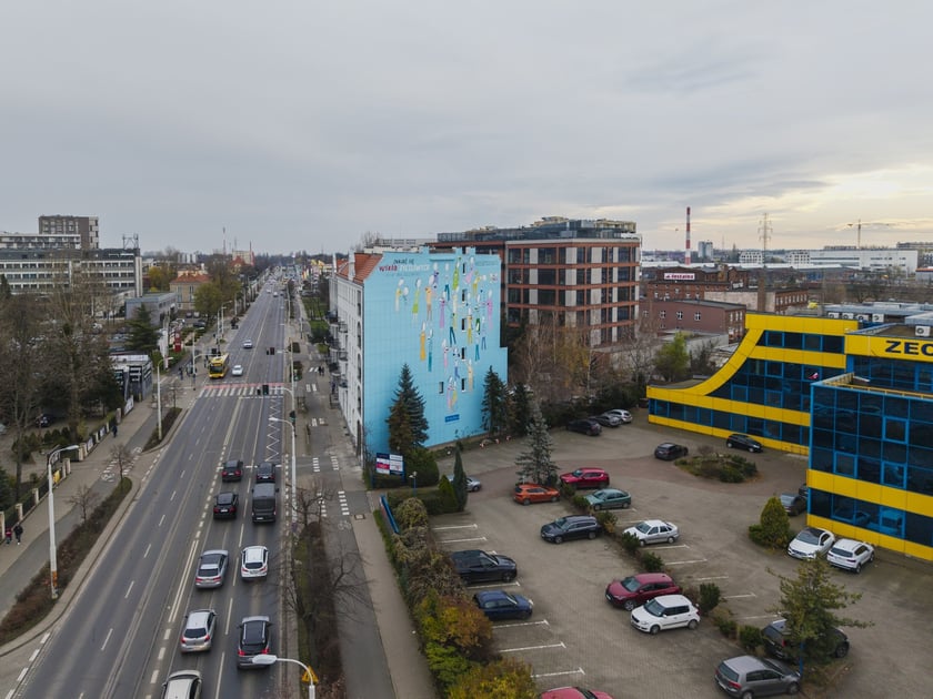 Mural przy ul. Krakowskiej 25/27 projektu Andrzeja Tylkowskiego z okazji 20-lecia Dnia Życzliwości