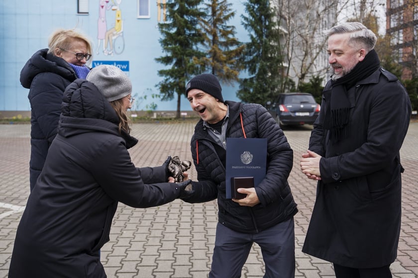 Andrzej Tylkowski odbiera krasnala wrocławskiego