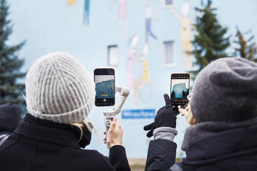 Mural projektu Andrzeja Tylkowskiego fotografowany przez mieszkanki osiedla
