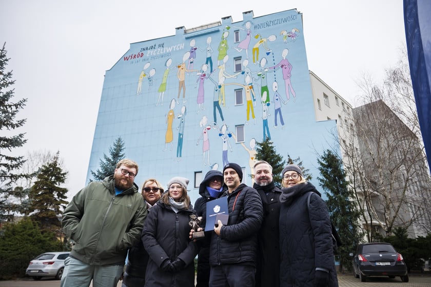 Andrzej Tylkowski, jeden z najbardziej rozpoznawalnych wrocławskich artyst&oacute;w z odznaką &bdquo;Zaslużony dla Wrocławia&rdquo; i krasnalem oraz zespołem Departamentu Marki Wrocławia i przedstawicielką firmy Wallart, kt&oacute;ra wykonała mural