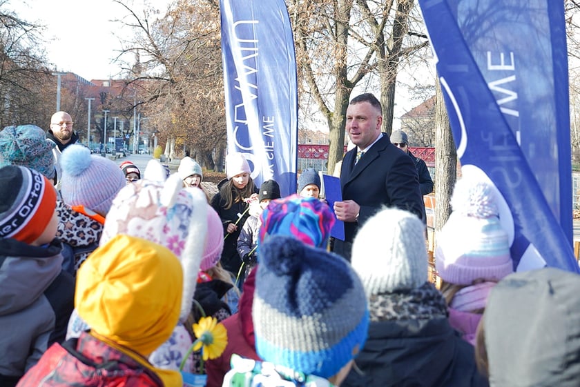 Odsłonięcie Ławeczki Życzliwości na bulwarze Xawerego Dunikowskiego, 21 listopada 2025