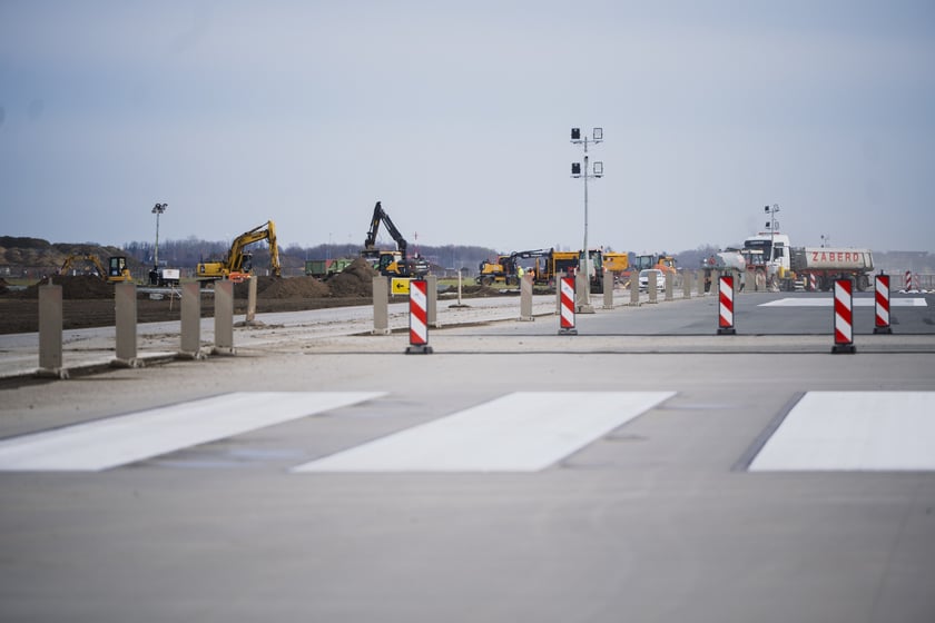 Budowa na wrocławskim lotnisku - powstaje tu m.in droga szybkiego zjazdu, nowa płyta postojowa, płyta do odladzania, droga kołowania o długości 2,5 kilometra