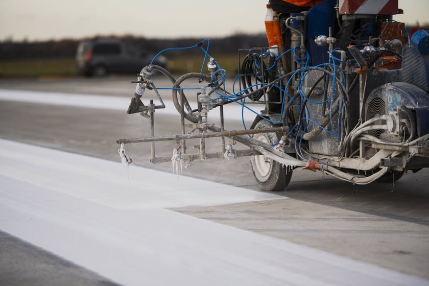 Budowa na wrocławskim lotnisku - powstaje tu m.in droga szybkiego zjazdu, nowa płyta postojowa, płyta do odladzania, droga kołowania o długości 2,5 kilometra