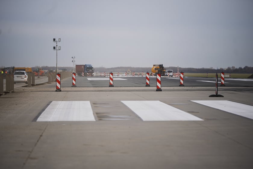 Budowa na wrocławskim lotnisku - powstaje tu m.in droga szybkiego zjazdu, nowa płyta postojowa, płyta do odladzania, droga kołowania o długości 2,5 kilometra