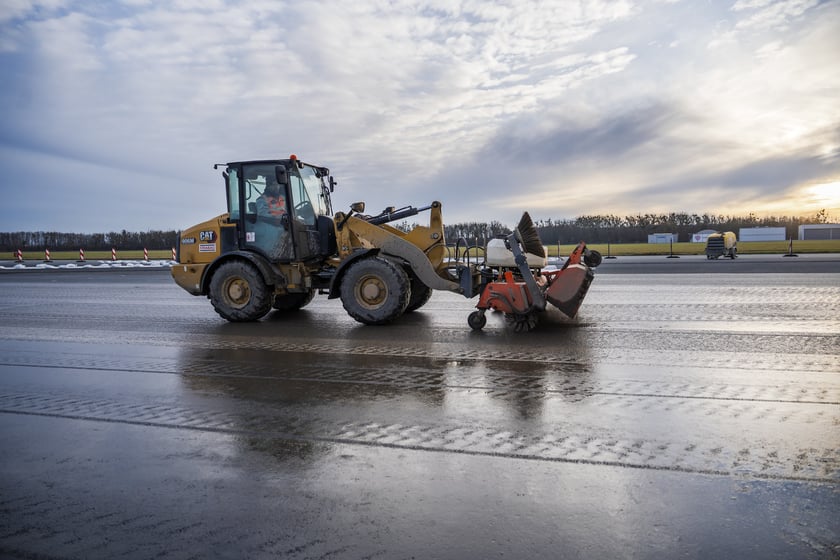 Budowa na wrocławskim lotnisku - powstaje tu m.in droga szybkiego zjazdu, nowa płyta postojowa, płyta do odladzania, droga kołowania o długości 2,5 kilometra