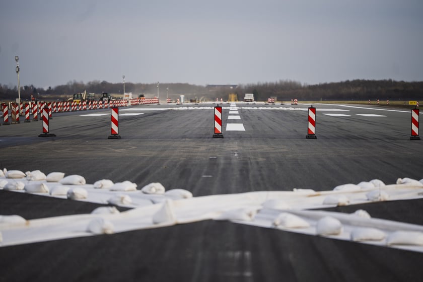 Budowa na wrocławskim lotnisku - powstaje tu m.in droga szybkiego zjazdu, nowa płyta postojowa, płyta do odladzania, droga kołowania o długości 2,5 kilometra