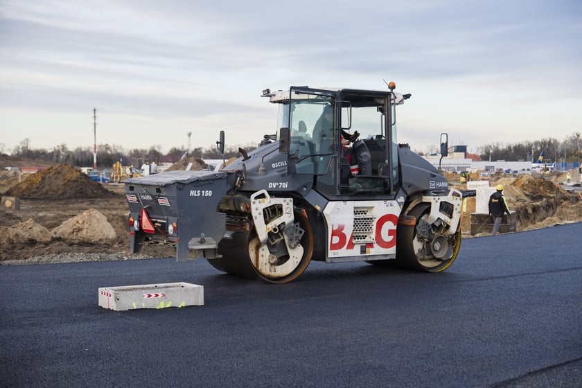 Budowa na wrocławskim lotnisku - powstaje tu m.in droga szybkiego zjazdu, nowa płyta postojowa, płyta do odladzania, droga kołowania o długości 2,5 kilometra