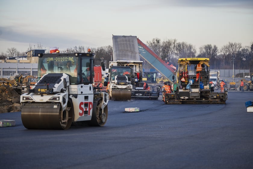 Budowa na wrocławskim lotnisku - powstaje tu m.in droga szybkiego zjazdu, nowa płyta postojowa, płyta do odladzania, droga kołowania o długości 2,5 kilometra