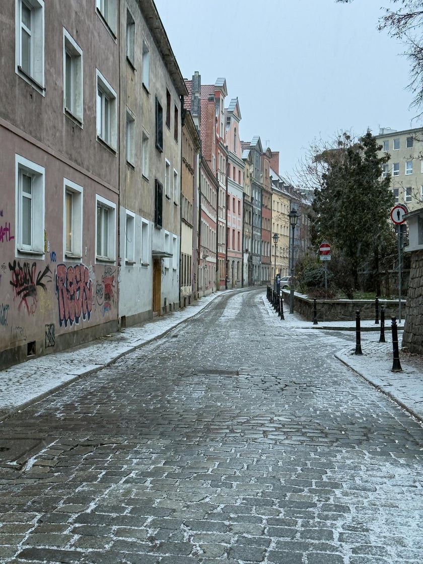 Śnieg pokrył ulice Wrocławia, a IMGW wydał ostrzeżenia o marznących opadach - 24 listopada
