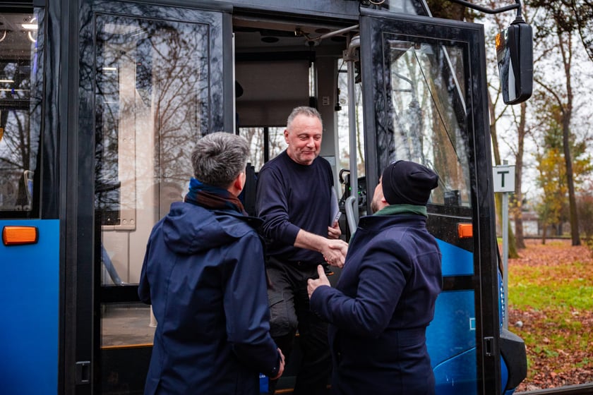 Dzień Motorniczego. Wrocław, 25.11.2025. Pracownik&oacute;w MPK Wrocław odwiedził na pętli prezydent miasta Jacek Sutryk.