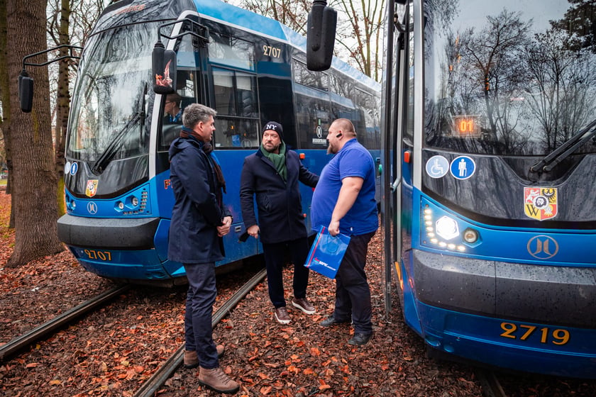 Dzień Motorniczego. Wrocław, 25.11.2025. Pracownik&oacute;w MPK Wrocław odwiedził na pętli prezydent miasta Jacek Sutryk.