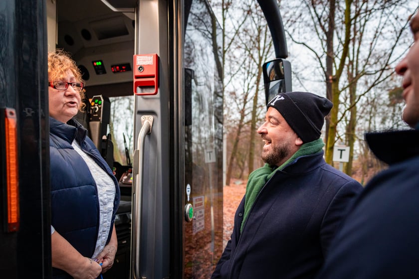 Dzień Motorniczego. Wrocław, 25.11.2025. Pracownik&oacute;w MPK Wrocław odwiedził na pętli prezydent miasta Jacek Sutryk.