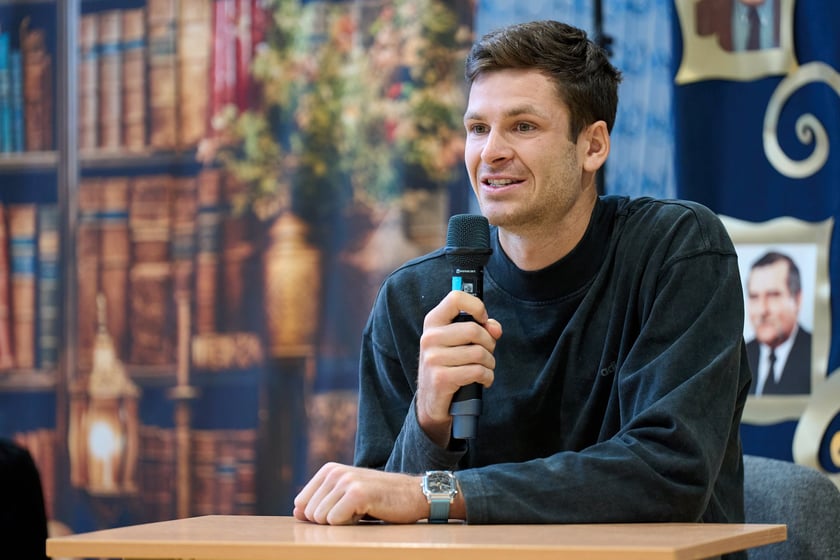 Hubert Hurkacz odwiedził dawną szkołę na Januszowickiej we Wrocławiu i spotkał się z uczaniami