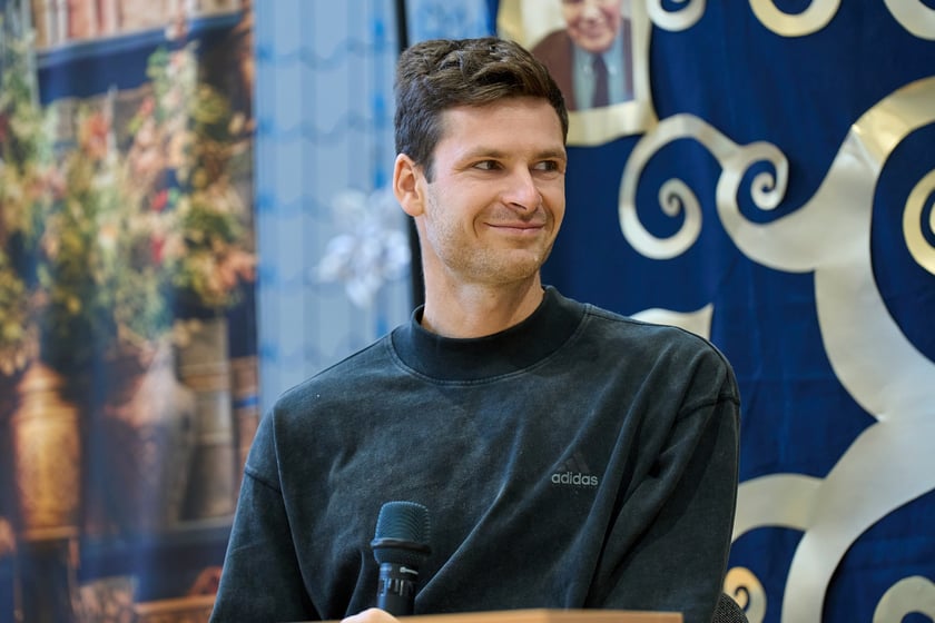 Hubert Hurkacz odwiedził dawną szkołę na Januszowickiej we Wrocławiu i spotkał się z uczaniami