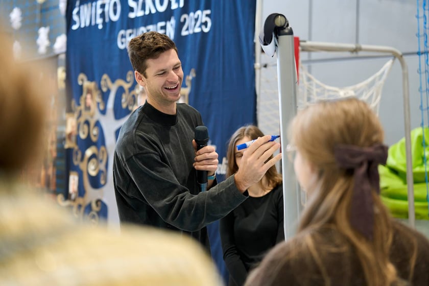 Hubert Hurkacz odwiedził dawną szkołę na Januszowickiej we Wrocławiu i spotkał się z uczaniami