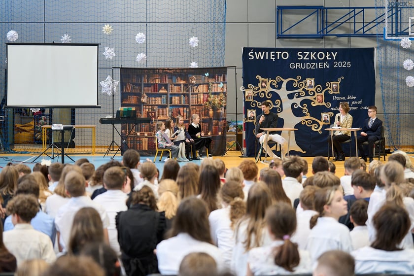 Hubert Hurkacz odwiedził dawną szkołę na Januszowickiej we Wrocławiu i spotkał się z uczaniami