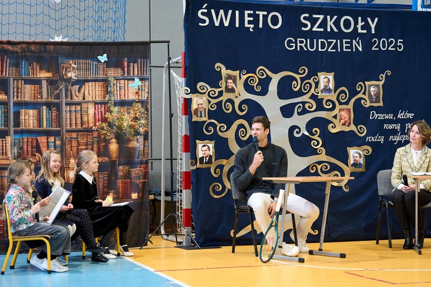 Hubert Hurkacz odwiedził dawną szkołę na Januszowickiej we Wrocławiu i spotkał się z uczaniami