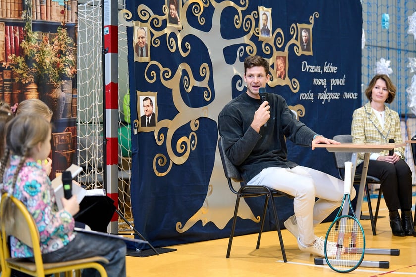 Hubert Hurkacz odwiedził dawną szkołę na Januszowickiej we Wrocławiu i spotkał się z uczaniami