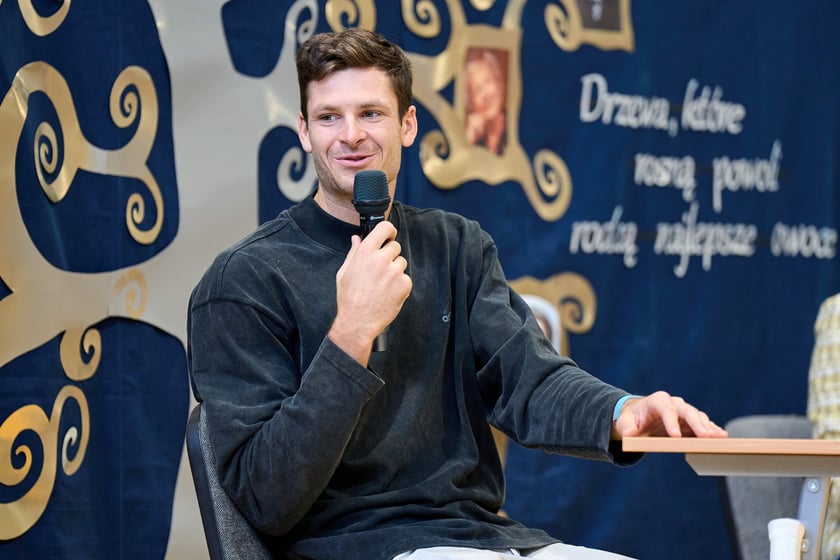 Hubert Hurkacz odwiedził dawną szkołę na Januszowickiej we Wrocławiu i spotkał się z uczaniami