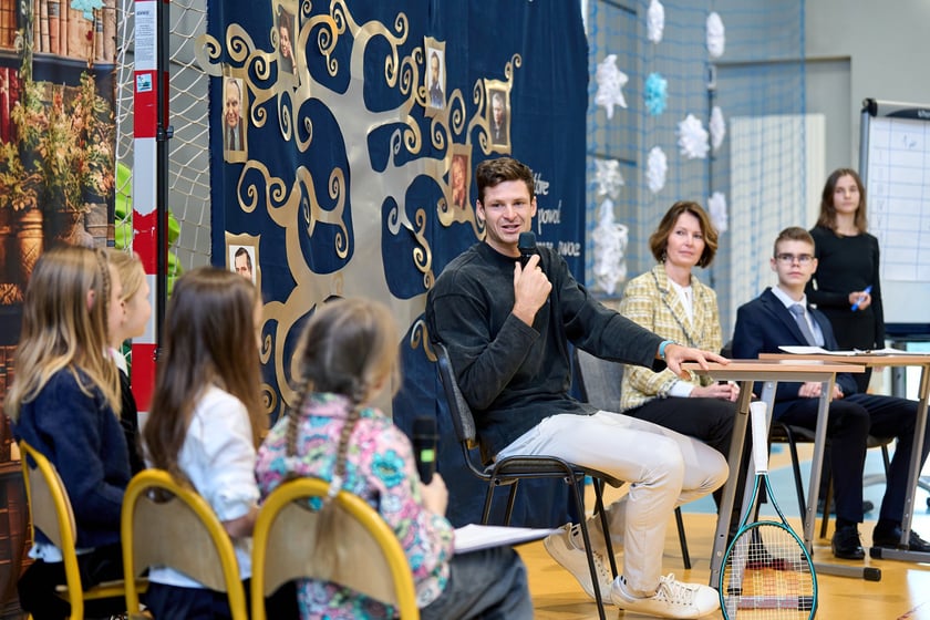Hubert Hurkacz odwiedził dawną szkołę na Januszowickiej we Wrocławiu i spotkał się z uczaniami