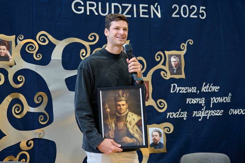 Hubert Hurkacz odwiedził dawną szkołę na Januszowickiej we Wrocławiu i spotkał się z uczaniami