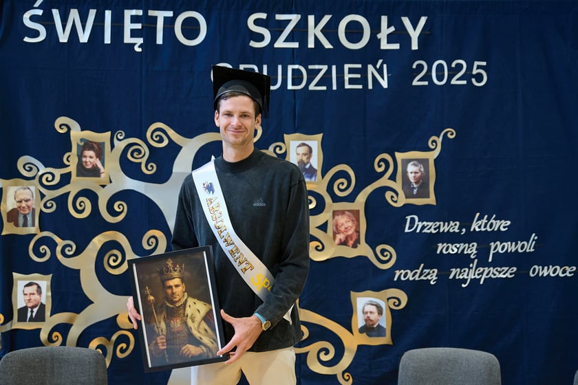 Hubert Hurkacz odwiedził dawną szkołę na Januszowickiej we Wrocławiu i spotkał się z uczaniami