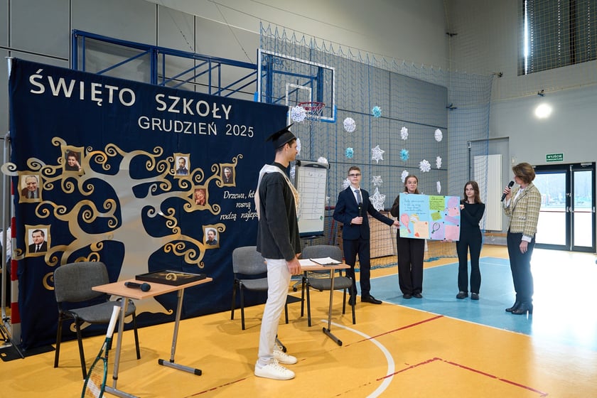 Hubert Hurkacz odwiedził dawną szkołę na Januszowickiej we Wrocławiu i spotkał się z uczaniami